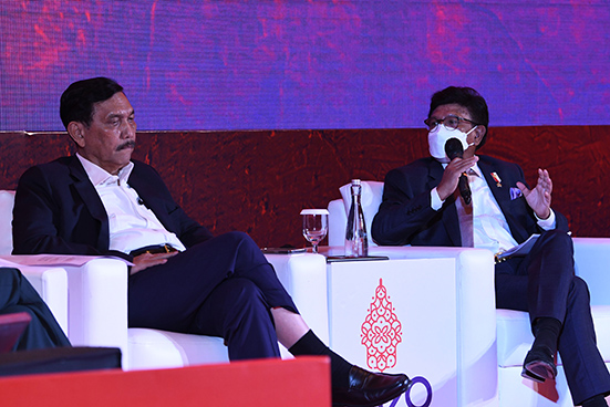 Menteri Komunikasi dan Informatika Johnny Gerard Plate (kanan) dan Menteri Koordinator Bidang Kemaritiman dan Investasi (Menko Marves) Luhut Binsar Pandjaitan (kiri) menyampaikan paparannya dalam acara ‘kick off’ Digital Economy Working Group (DEWG) P