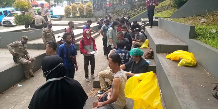 Antisipasi Pemudik, Polisi Razia Vaksinasi Boster di Jalan Pajajaran Mudik Lebaran, Polisi, Razia Vaksinasi, Vaksinasi Boster, Jalan Pajajaran