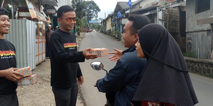 Ciptakan Kesalehan Sosial, Katar Ciburayut Berbagi Takjil kepada Warga Kesalehan Sosial, Katar Ciburayut, Takjil Buka Puasa, Warga Cigombong