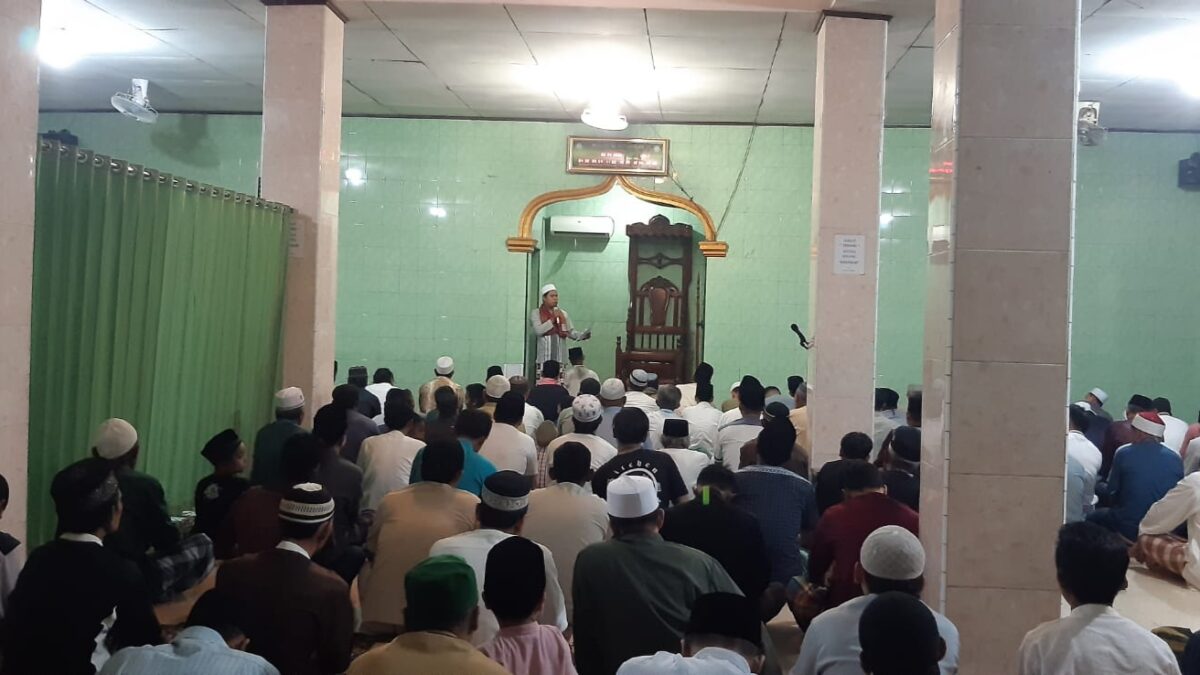 Shalat Tarawih, Masjid Al-Istiqomah, Kelurahan Cibuluh, Ustadz