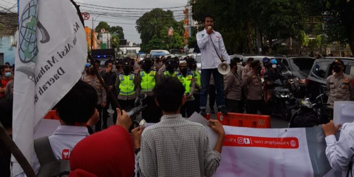 KAMMI Bogor Protes Kenaikan BBM dan Kelangkaan Minyak Goreng KAMMI Bogor, Protes, Kenaikan Harga BBM, Minyak Goreng, BBM, Kelangkaan Minyak Goreng