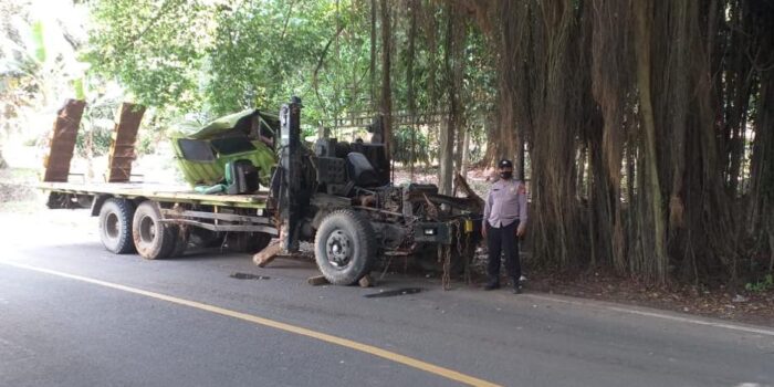 Truk Muatan Ekskavator, Truk Terguling, Jasinga, Rem Blong