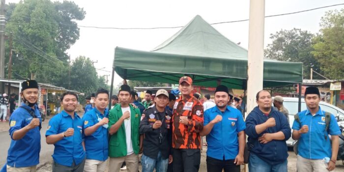 KNPI Kemang Bagikan Takjil untuk Pengendara KNPI Kemang, Takjil, Ramadhan 2022, Pengendara