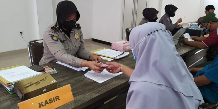 Polres Bogor Salurkan Bantuan Tunai untuk Pegadang Kaki Lima Polres Bogor, Bantuan Tunai, PKL, Pedagang Kaki Lima