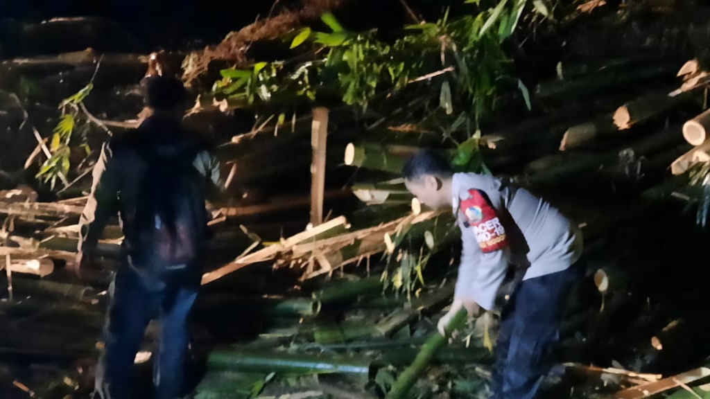 Tanah Longsor, Longsor di Nanggung, Akses Jalan, Jalan Tertutup