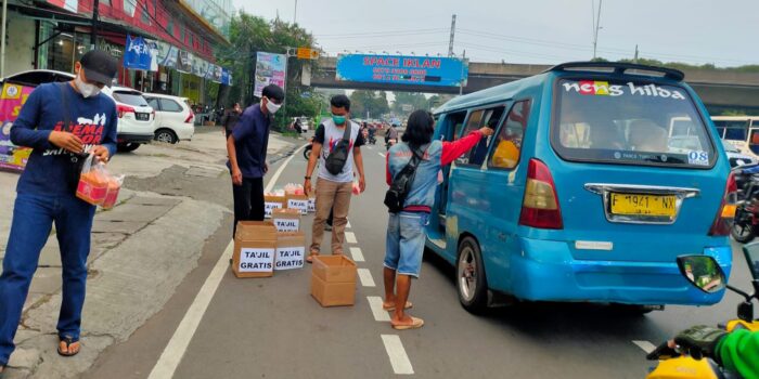 Arema Bogor Bagikan Takjil kepada Pengguna Angkot hingga Ojol Arema Bogor, Takjil, Pengguna Angkot, Driver Ojol