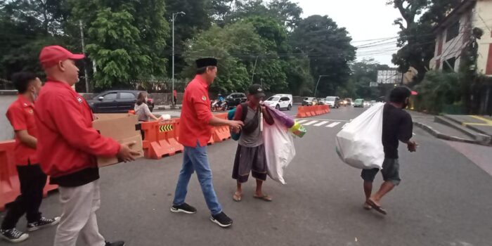 BMI Kota Bogor Bagikan Takjil dan Makanan kepada Pengguna Jalan BMI Kota Bogor, Takjil, Buka Puasa, Pengguna Jalan