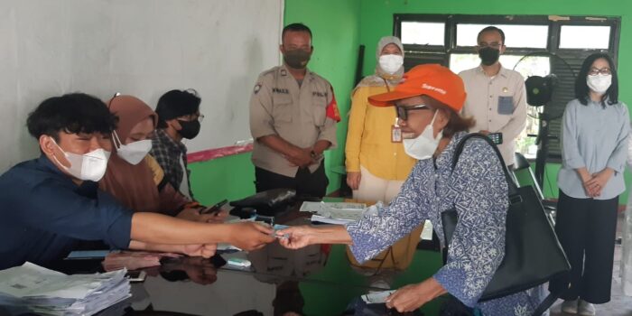 Warga Tegal Gundil Ramai Ramai Terima BLT Minyak Goreng Warga Tegal Gundil, BLT Minyak Goreng, Minyak Goreng,