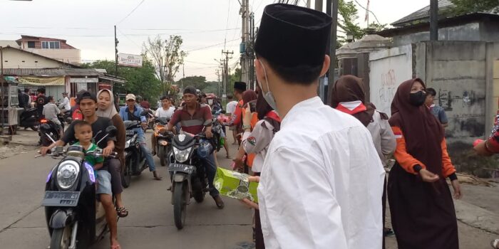 Pramuka Peduli Citeureup Bagikan Takjil kepada Pengguna Jalan Pramuka Peduli, Citeureup, Takjil, Pengguna Jalan