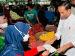 Saat Jokowi Bagikan Bansos kepada Pedagang Pasar di Bogor Jokowi Bagikan Bansos, Pedagang Pasar, Pasar Bogor