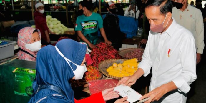 Saat Jokowi Bagikan Bansos kepada Pedagang Pasar di Bogor Jokowi Bagikan Bansos, Pedagang Pasar, Pasar Bogor