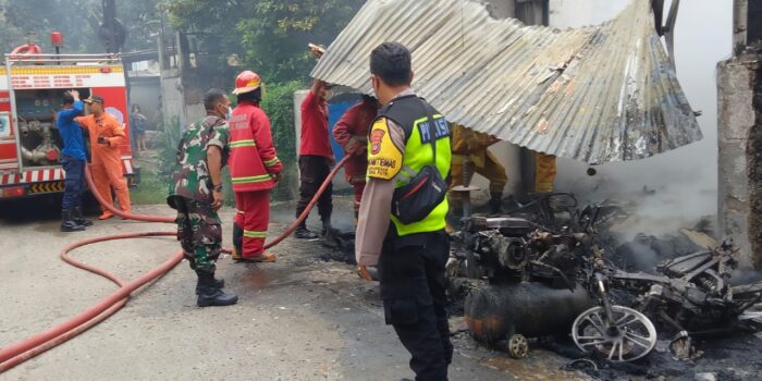 Bengkel Motor di Gunung Putri Terbakar Akibat Botol Bensin Jatuh Kebakaran di Gunung Putri, Bengkel Motor Terbakar, Botol Bensin
