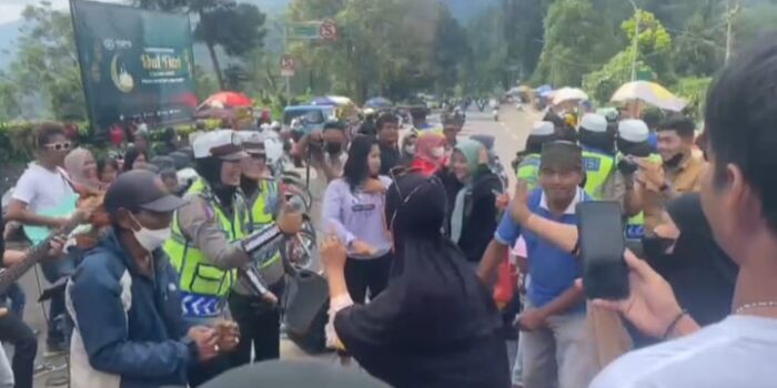 Hibur Masyarakat, Polwan Gelar Live Musik di Jalur Puncak Hibur Masyarakat, Polwan, Polwan Bogor, Live Musik, Jalur Puncak