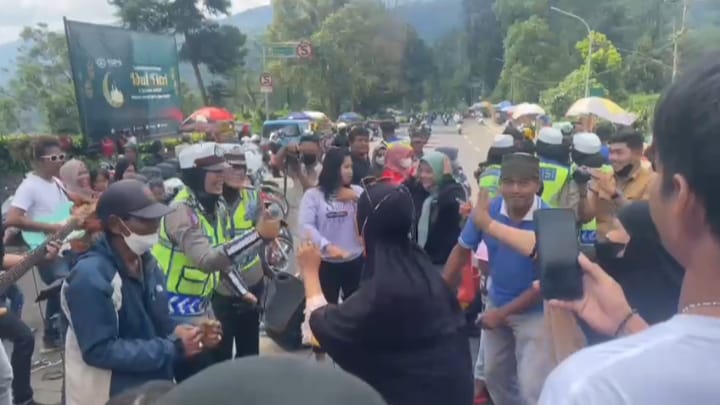 Hibur Masyarakat, Polwan, Polwan Bogor, Live Musik, Jalur Puncak