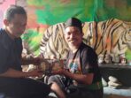 Tohir Kulikulo, Pelukis dengan Batu Sungai Ciliwung Tohir Kulikulo, Pelukis, Pelukis Batu Kali, Lukisan Batu Kali, Sungai Ciliwung