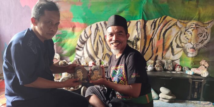 Tohir Kulikulo, Pelukis dengan Batu Sungai Ciliwung Tohir Kulikulo, Pelukis, Pelukis Batu Kali, Lukisan Batu Kali, Sungai Ciliwung