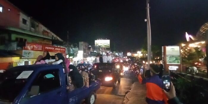 Wisatawan Kesemsem dengan Suasana Malam Takbiran di Puncak Bogor Wisatawan Bogor, Kesemsem, Suasana Puncak, Malam Takbiran, Puncak Bogor