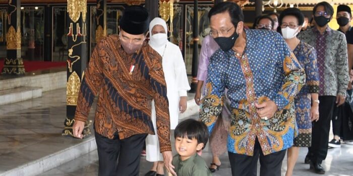 Jokowi Silaturahmi dengan Sultan Hamengkubuwono di Keraton Yogyakarta Jokowi, Silaturahmi, Sultan Hamengkubuwono, Keraton Yogyakarta, Idul Fitri 2022