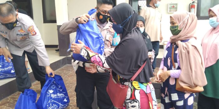 Polsek Cibinong Berbagi Sembako kepada Kaum Duafa Polsek Cibinong, Paket Sembako, Kaum Duafa