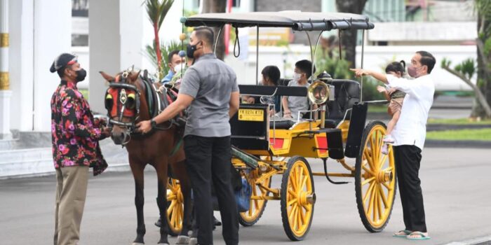 Lebaran Kedua, Jokowi Bersama Cucunya Menyapa Masyarakat Lebaran Kedua, Jokowi Bersama Cucunya, Menyapa Masyarakat, Idul Fitri