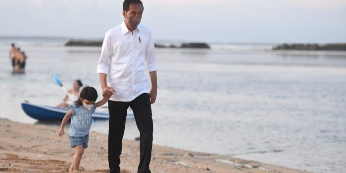 Jokowi Ajak Cucu Nikmati Pantai Nusa Dua Bali Presiden Jokowi, Cucu Jokowi, Pantai Nusa Dua, Provinsi Bali
