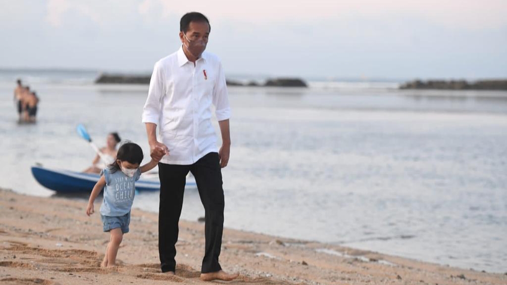 Presiden Jokowi, Cucu Jokowi, Pantai Nusa Dua, Provinsi Bali