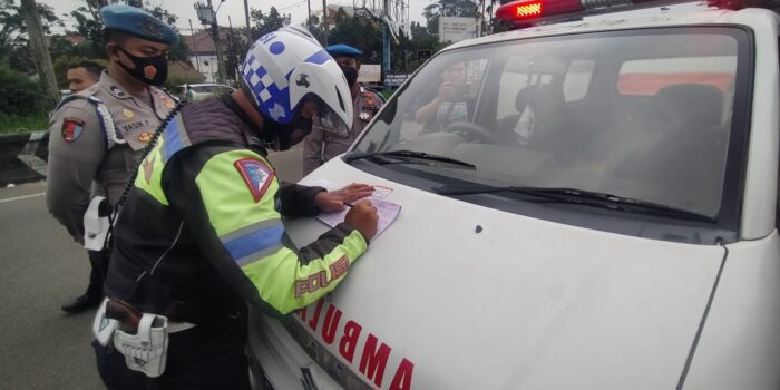 Bawa Wisatawan Saat One Way, Polisi Hentikan Ambulans Golkar Wisatawan di Puncak, One Way, Polisi Bogor, Ambulans Golkar, Puncak Bogor