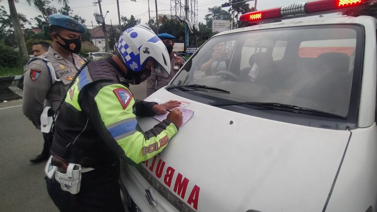 Wisatawan di Puncak, One Way, Polisi Bogor, Ambulans Golkar, Puncak Bogor