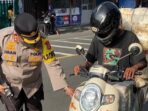Kapolres Bogor Bantu Pengendara yang Kesulitan dengan Bawaannya Kapolres Bogor, Pengendara Motor, Pengendara Kesulitan,