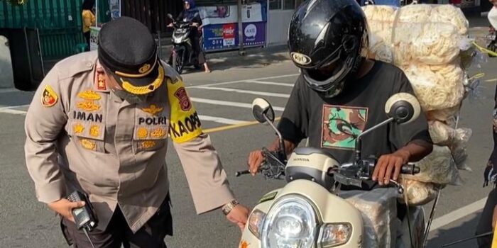 Kapolres Bogor Bantu Pengendara yang Kesulitan dengan Bawaannya Kapolres Bogor, Pengendara Motor, Pengendara Kesulitan,