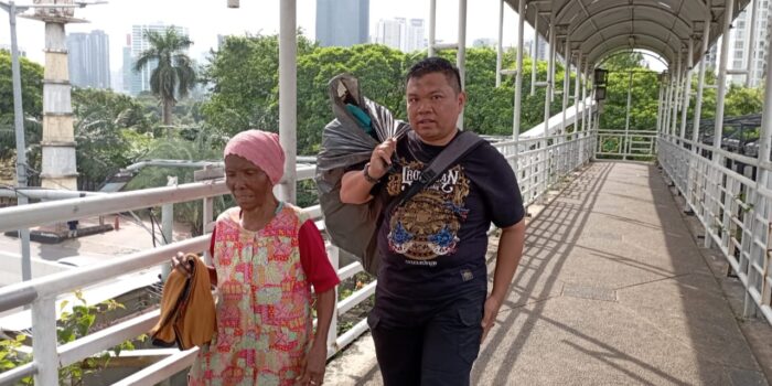 Kader PKS Bantu Pemulung di JPO Menteng Kader PKS, Pemulung, JPO Menteng