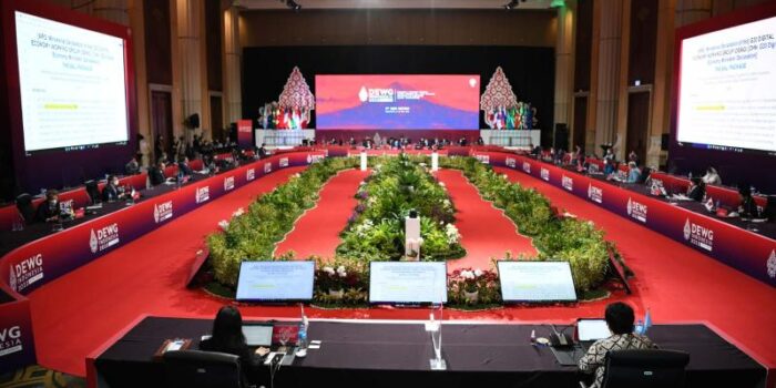 kominfo-menteri-johnny-buka-2nd-DEWG-meeting-Pey-v1