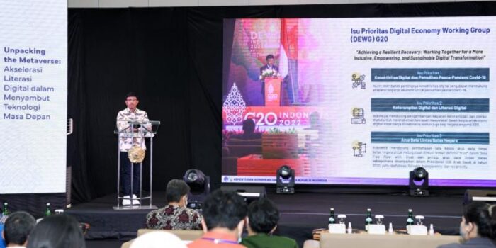 kominfo-menteri-johnny-kuliah-umum-metaverse-ugm-AYH-4