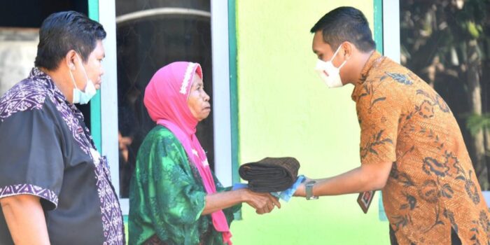 Tak Sempat Bertemu, Nenek Sofia Titipkan Kain Tenun untuk Presiden Jokowi Nenek Sofia, Kain Tenun, Kain Khas Ende, Presiden Jokowi
