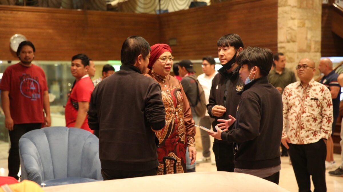 Lena Maryani Mukti, KBRI Kuwait, Timnas Indonesia