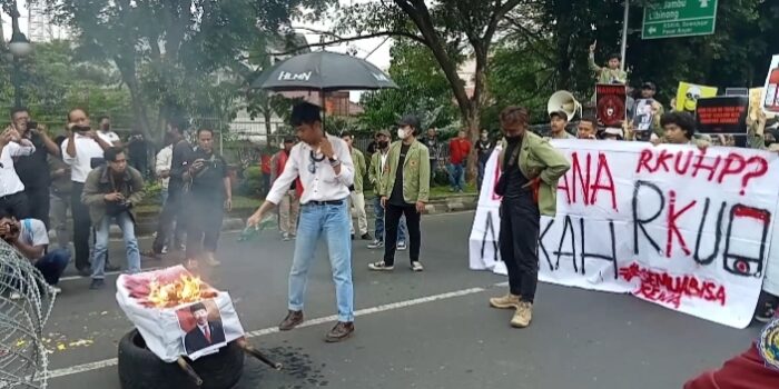 Mahasiswa Bakar Keranda dengan Foto Presiden Draft RKUHP, Mahasiswa di Bogor, Bakar Keranda, Bakar Foto Presiden