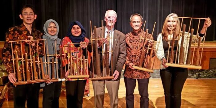 Melestarikan Angklung, Alat Musik, Angklung, Perguruan Tinggi
