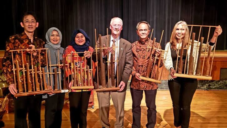 Melestarikan Angklung, Alat Musik, Angklung, Perguruan Tinggi