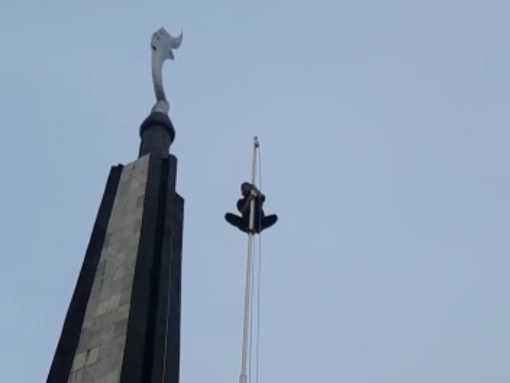 Aksi Heroik, Kang Zae, Panjat Tiang, Festival Merah Putih, Tugu Kujang