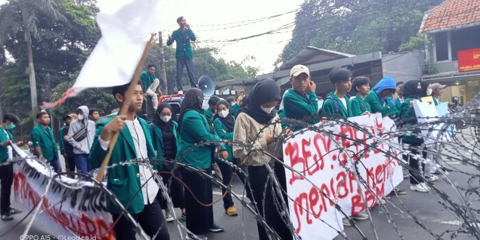 Istana Bogor, Demonstrasi Mahasiswa, Mahasiswa UIKA, Kenaikan Harga BBM