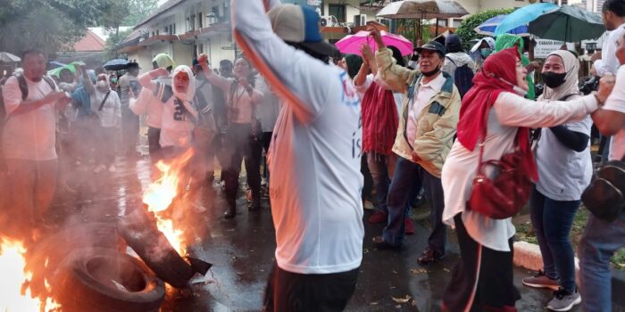 Demonstrasi, Pendukung KSB, Koperasi Sejahtera Bersama